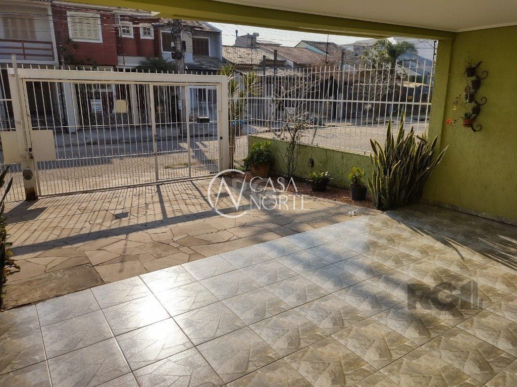 Casa à venda com 3 quartos, 167m², 1 suíte, 7 vagas, Rua Santos Zottis no bairro Hípica em Porto Alegre