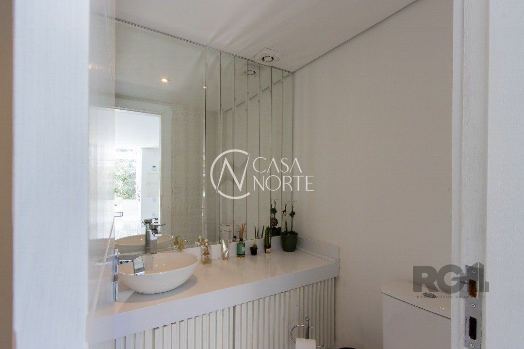 Casa à venda com 2 quartos, 430m², 2 suítes, 5 vagas, Rua Doutor Possidônio Cunha no bairro Vila Assunção em Porto Alegre