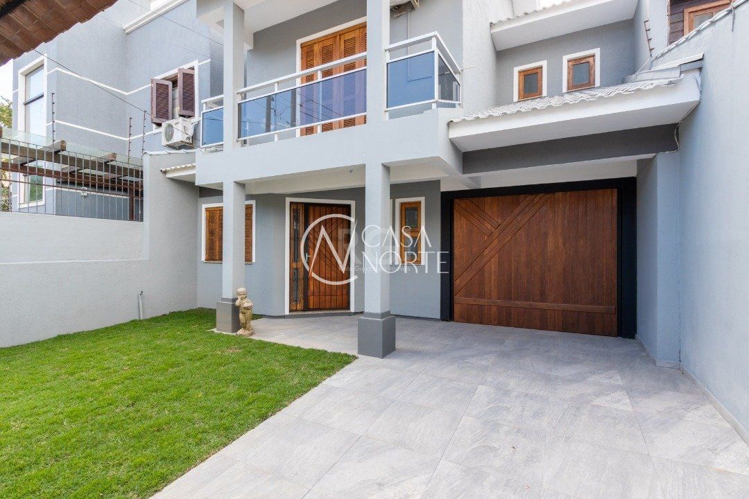 Casa à venda com 3 quartos, 247m², 1 suíte, 4 vagas, Rua Giobatta Giuseppe Petracco no bairro Vila Nova em Porto Alegre