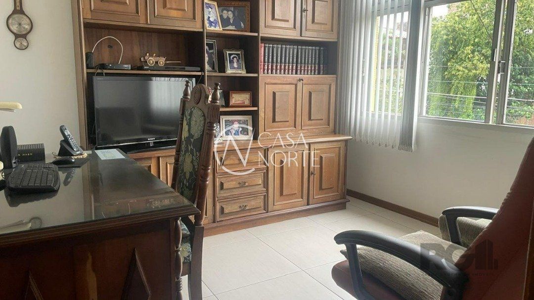 Casa à venda com 4 quartos, 272m², 1 suíte, 3 vagas, Rua Eurico Lara no bairro Medianeira em Porto Alegre