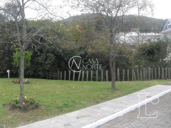 Terreno à venda  com 300m², Avenida Edgar Pires de Castro no bairro Hípica em Porto Alegre