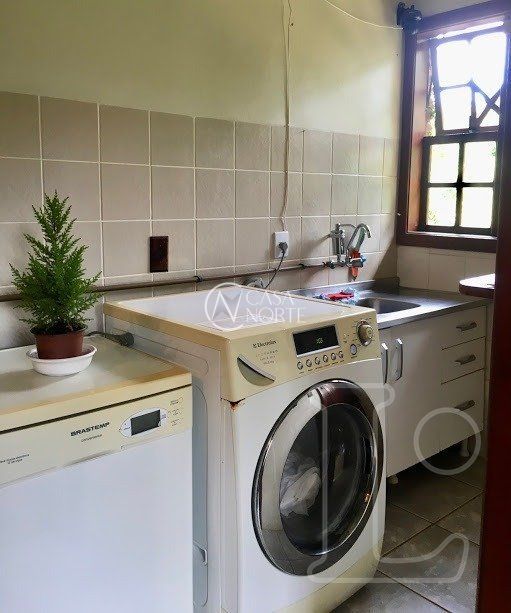 Casa à venda com 3 quartos, 570m², 1 suíte, 2 vagas, Estrada Julio Antônio Pereira no bairro Hípica em Porto Alegre