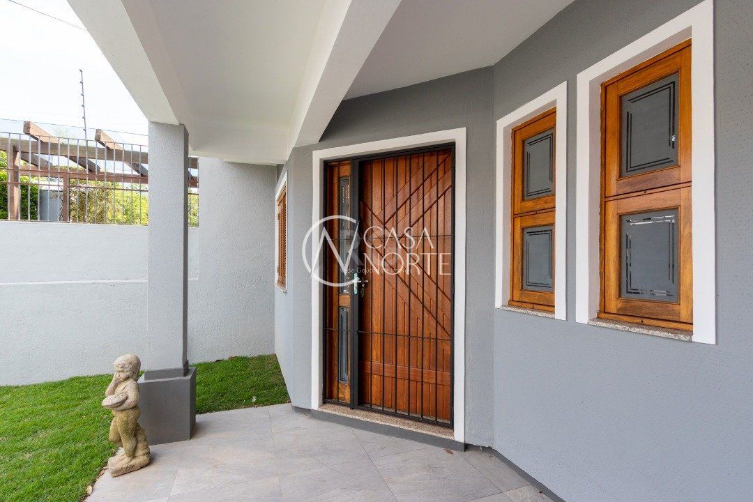 Casa à venda com 3 quartos, 247m², 1 suíte, 4 vagas, Rua Giobatta Giuseppe Petracco no bairro Vila Nova em Porto Alegre