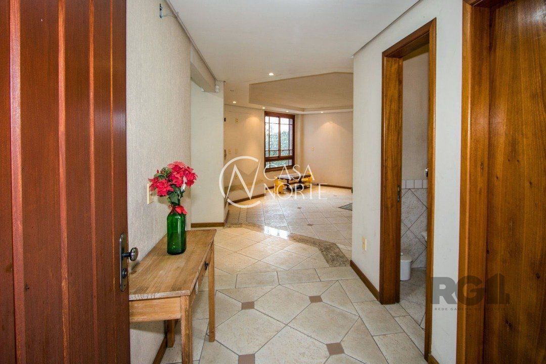 Casa à venda com 6 quartos, 321m², 6 suítes, 4 vagas, Estrada Costa Gama no bairro Belém Velho em Porto Alegre