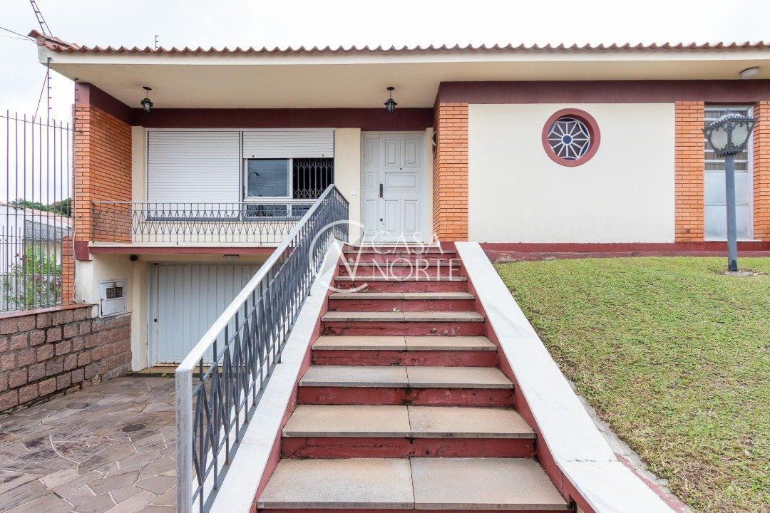 Casa à venda com 4 quartos, 280m², 1 suíte, 3 vagas, Rua Pinare no bairro Vila Assunção em Porto Alegre