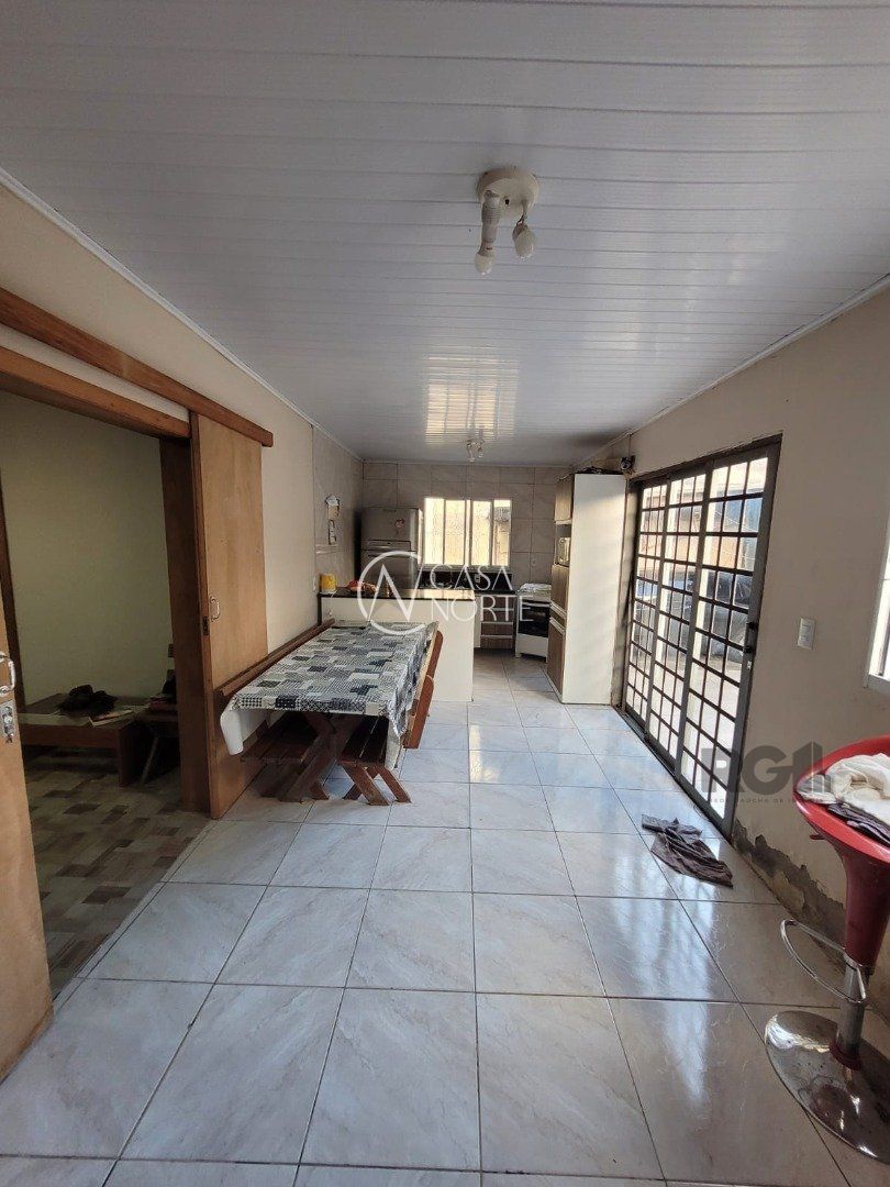 Casa à venda com 2 quartos, 142m², 1 suíte, 2 vagas, Avenida Orleaes no bairro Guarujá em Porto Alegre