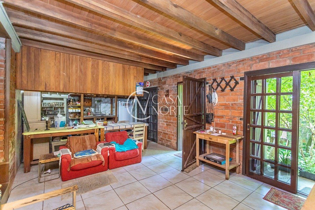 Casa à venda com 4 quartos, 389m², 1 suíte, 3 vagas, Rua Altos da Amapa no bairro Vila Nova em Porto Alegre