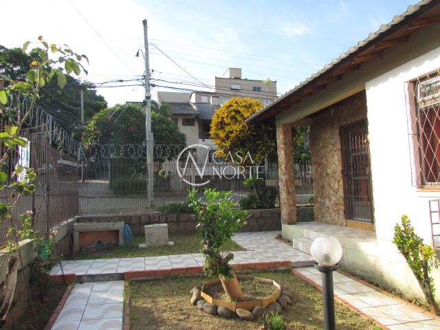 Casa à venda com 3 quartos, 158m², 1 suíte, 3 vagas, Rua Márcio Dias no bairro Nonoai em Porto Alegre