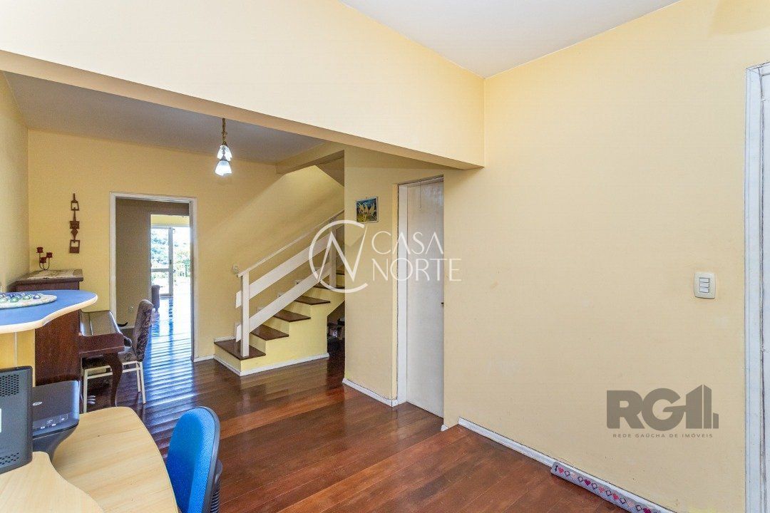 Casa à venda com 3 quartos, 293m², 3 suítes, 7 vagas, Rua Santiago Dantas no bairro Cascata em Porto Alegre