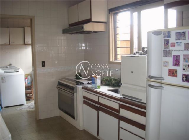 Casa à venda com 4 quartos, 238m², 1 suíte, 2 vagas, Rua Saudavel no bairro Medianeira em Porto Alegre