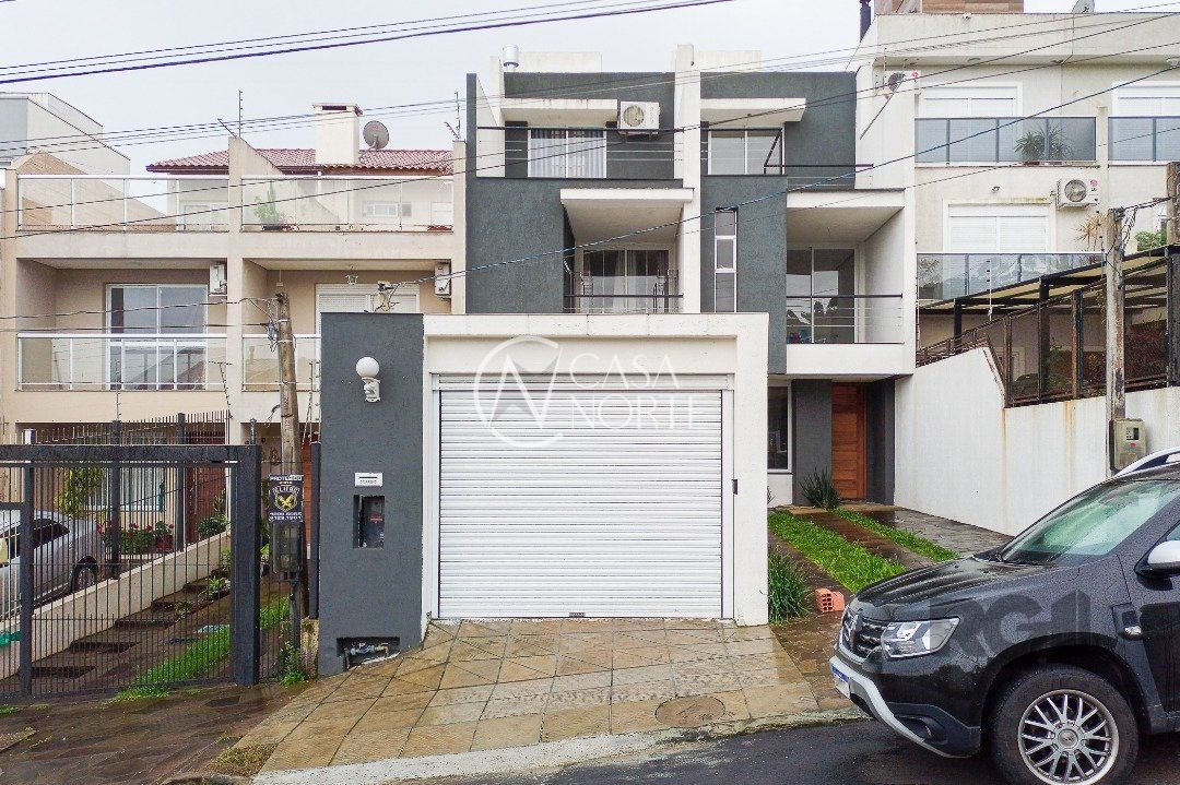 Casa à venda com 3 quartos, 161m², 3 suítes, 2 vagas, Rua Heitor Kramer no bairro Guarujá em Porto Alegre