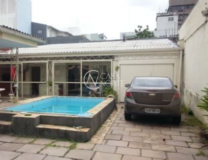 Casa à venda com 5 quartos, 330m², 1 suíte, 7 vagas, Rua Barao de Cerro Largo no bairro Menino Deus em Porto Alegre