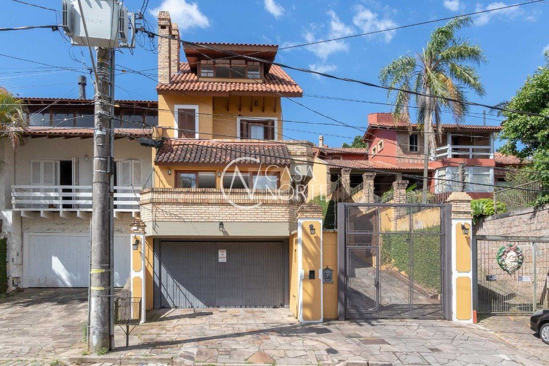Casa de Condomínio à venda com 3 quartos, 210m², 2 suítes, 4 vagas, Rua Edgar Luiz Schneider no bairro Jardim Isabel em Porto Alegre