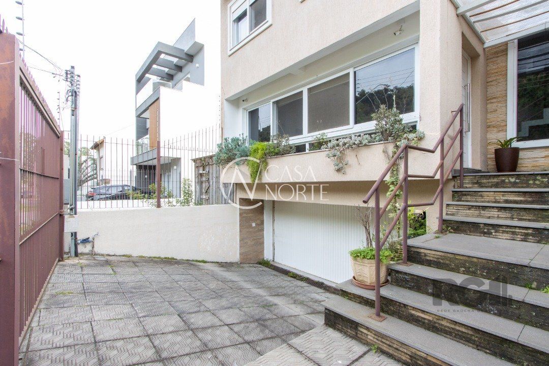 Casa à venda com 3 quartos, 336m², 1 suíte, 4 vagas, Rua Henrique Anawate no bairro Guarujá em Porto Alegre