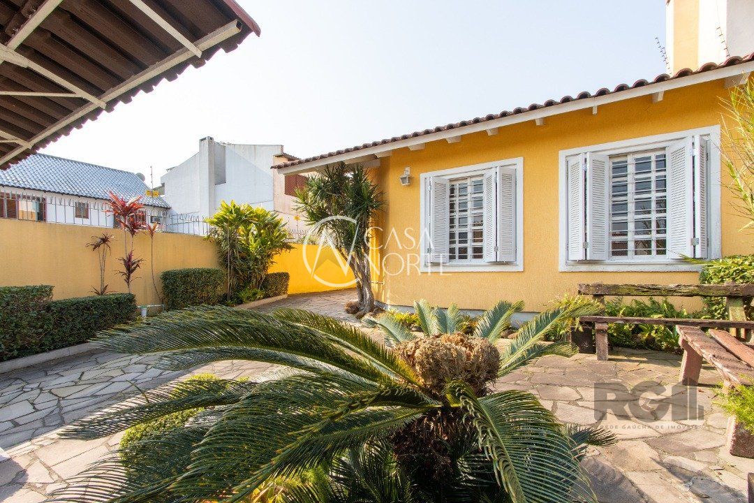 Casa à venda com 4 quartos, 285m², 3 suítes, 5 vagas, Rua Paulo Derly Strehl no bairro Espírito Santo em Porto Alegre