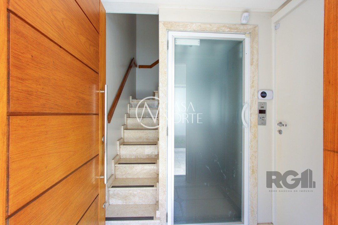 Casa de Condomínio à venda com 3 quartos, 233m², 1 suíte, 2 vagas, Avenida Pereira Passos no bairro Vila Assunção em Porto Alegre