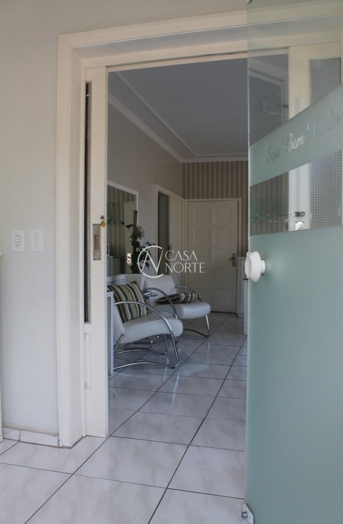 Casa à venda com 3 quartos, 221m², 1 suíte, 4 vagas, Rua Pedro de Oliveira Bittencourt no bairro Tristeza em Porto Alegre