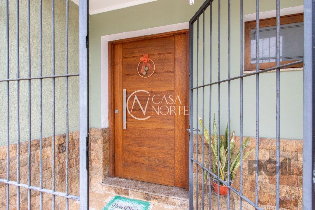 Casa à venda com 6 quartos, 342m², 1 suíte, 8 vagas, Rua Doutor Mário Totta no bairro Tristeza em Porto Alegre