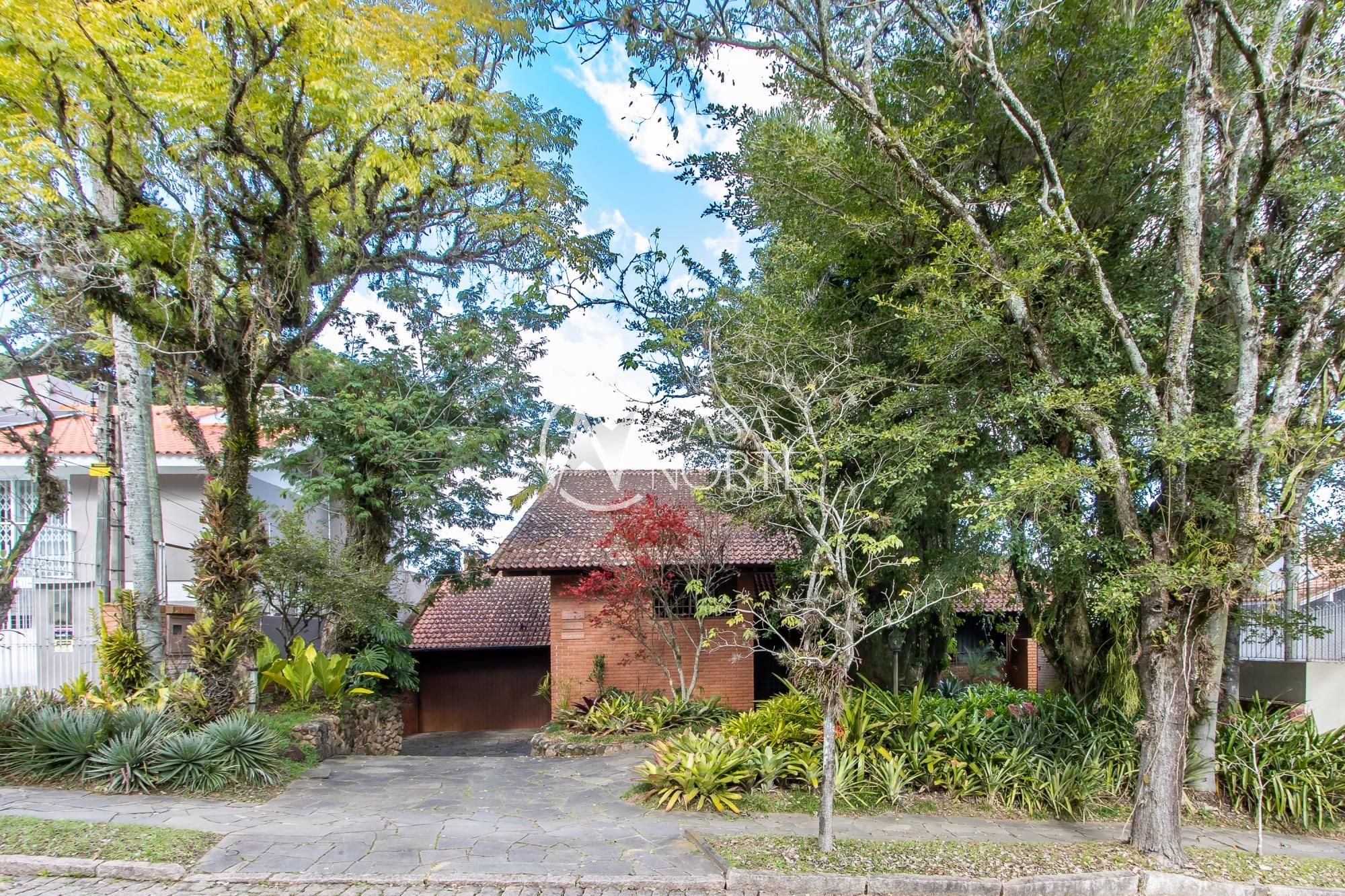 Casa à venda com 4 quartos, 261m², 2 suítes, 5 vagas, Avenida Arlindo Pasqualini no bairro Jardim Isabel em Porto Alegre