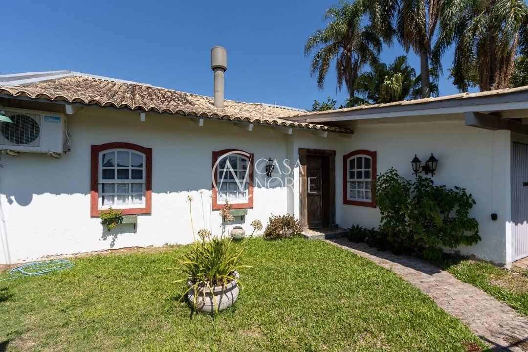 Casa à venda com 3 quartos, 244m², 1 suíte, 2 vagas, Rua Oiampi no bairro Guarujá em Porto Alegre