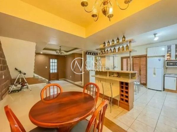 Casa à venda com 3 quartos, 300m², 1 suíte, 2 vagas, Rua Goitacaz no bairro Vila Assunção em Porto Alegre