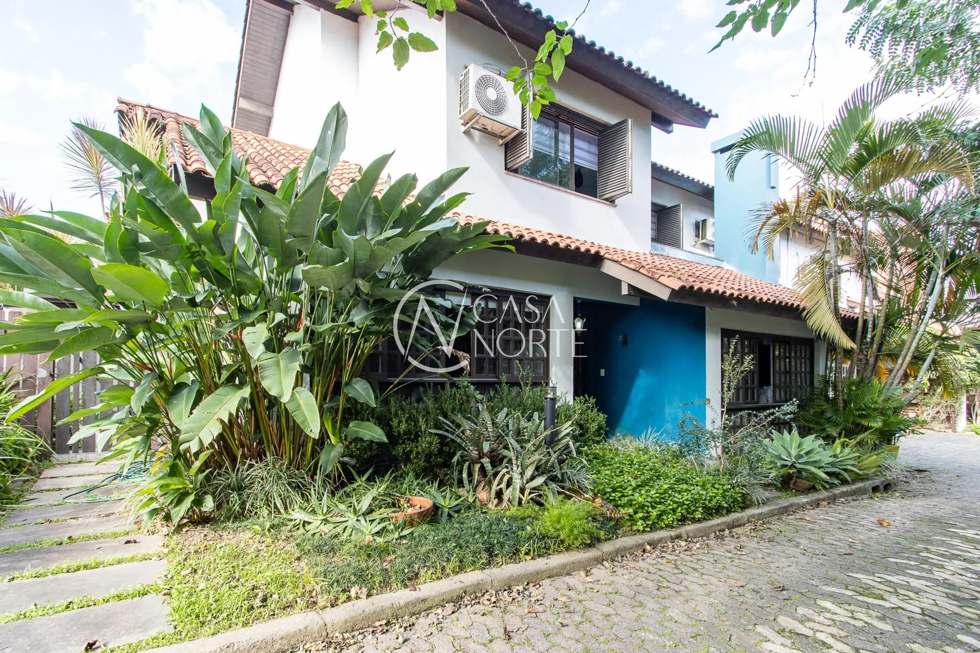 Casa de Condomínio à venda com 4 quartos, 318m², 1 suíte, 2 vagas, Rua Manoel Leão no bairro Pedra Redonda em Porto Alegre