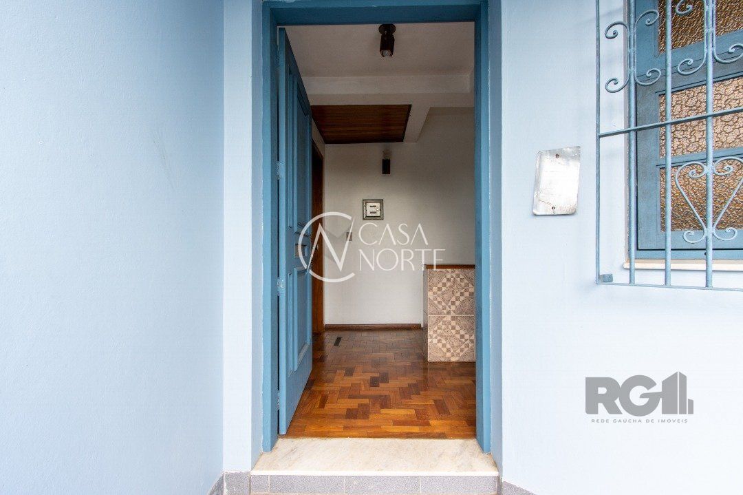 Casa à venda com 4 quartos, 340m², 1 suíte, 3 vagas, Avenida Fábio Araújo Santos no bairro Nonoai em Porto Alegre