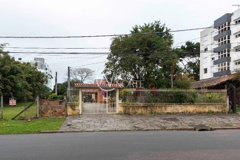Casa à venda com 4 quartos, 231m², 1 suíte, 3 vagas, Rua Chico Pedro no bairro Camaquã em Porto Alegre
