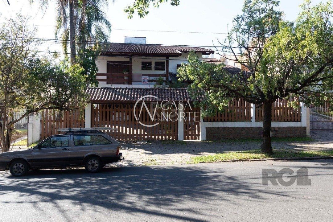 Casa à venda com 4 quartos, 519m², 2 suítes, 4 vagas, Rua Upamaroti no bairro Cristal em Porto Alegre
