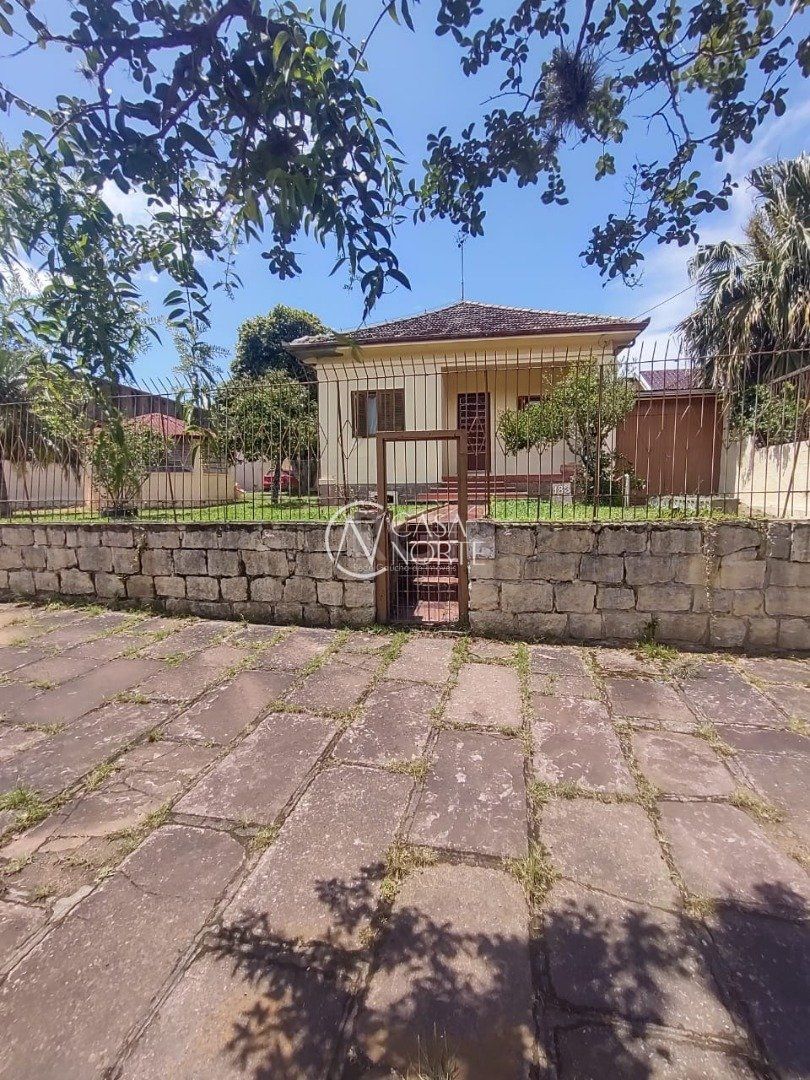 Casa à venda com 3 quartos, 265m², 4 vagas, Rua Mura no bairro Guarujá em Porto Alegre