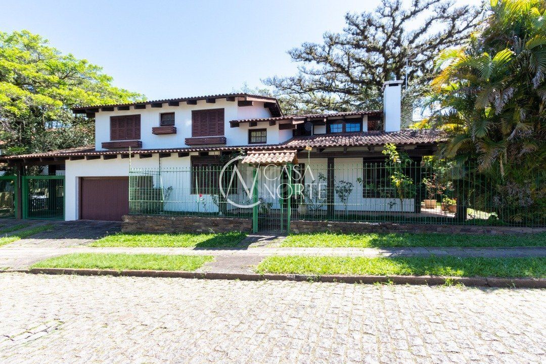 Casa à venda com 4 quartos, 357m², 1 suíte, 4 vagas, Rua General Tadeusz Kosciuszko no bairro Jardim Isabel em Porto Alegre