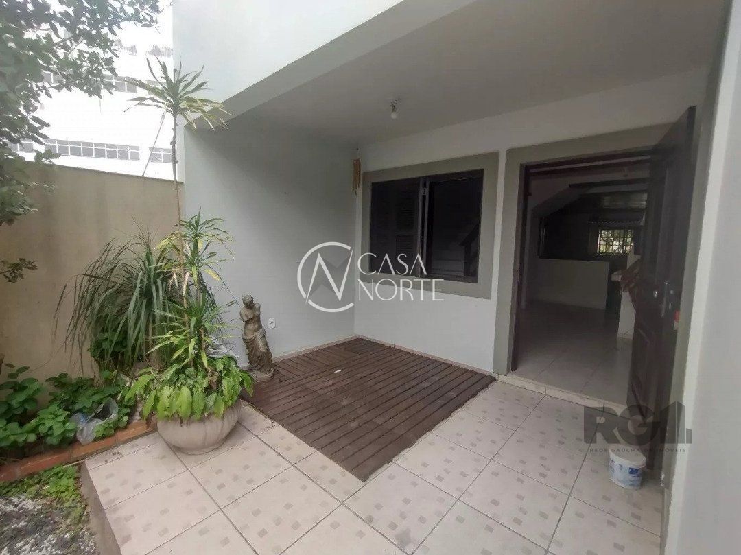 Casa à venda com 4 quartos, 245m², 1 suíte, 4 vagas, Rua Laguna no bairro Cavalhada em Porto Alegre