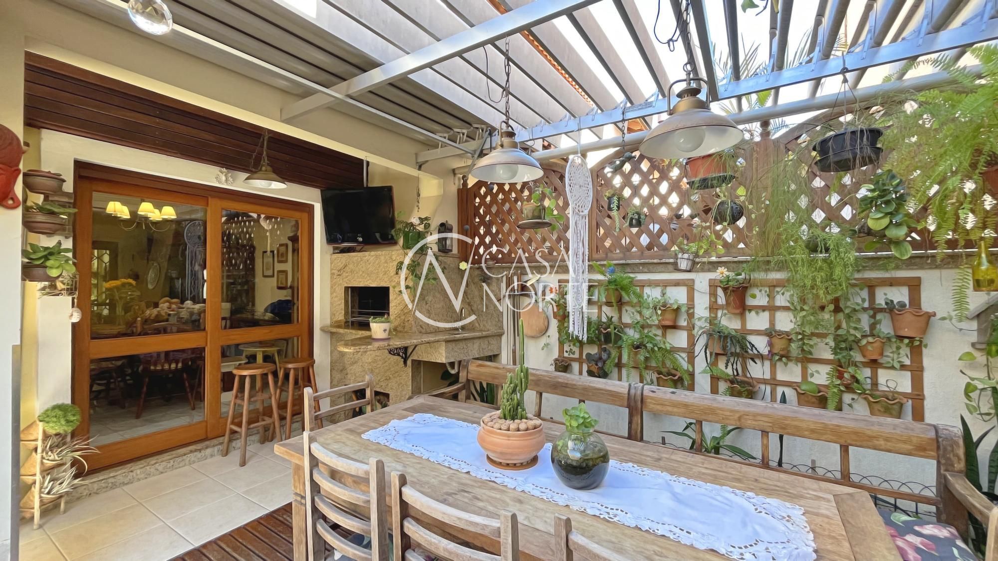 Casa de Condomínio à venda com 3 quartos, 233m², 1 suíte, 2 vagas, Avenida Eduardo Prado no bairro Cavalhada em Porto Alegre