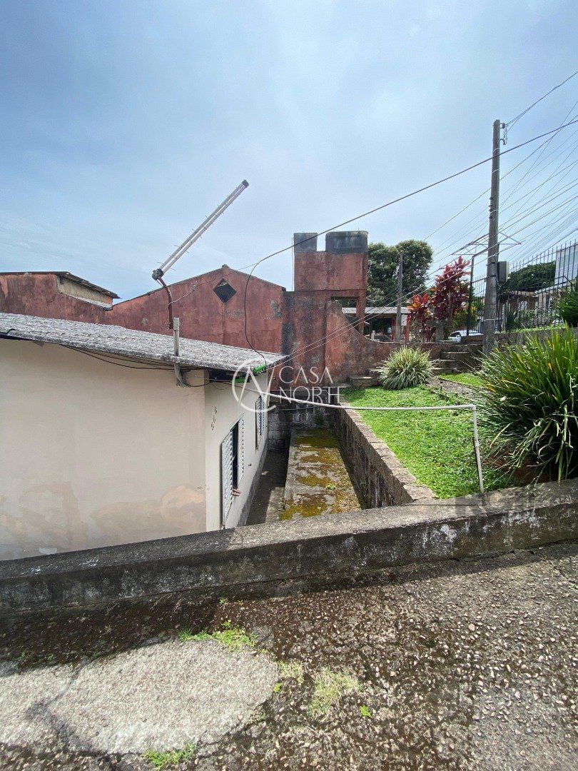 Casa à venda com 2 quartos, 300m², 2 vagas, Avenida Vereador Roberto Landell de Moura no bairro Campo Novo em Porto Alegre