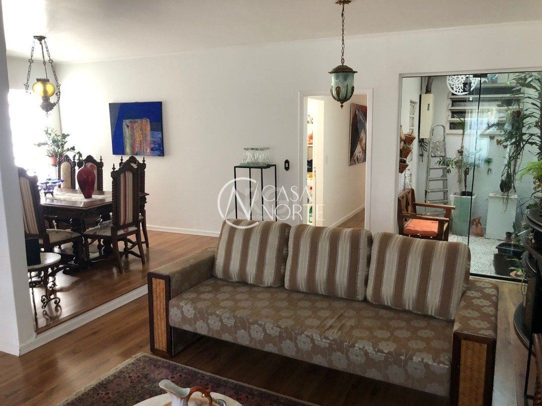 Casa à venda com 3 quartos, 209m², 1 suíte, 3 vagas, Rua Criciuma no bairro Guarujá em Porto Alegre