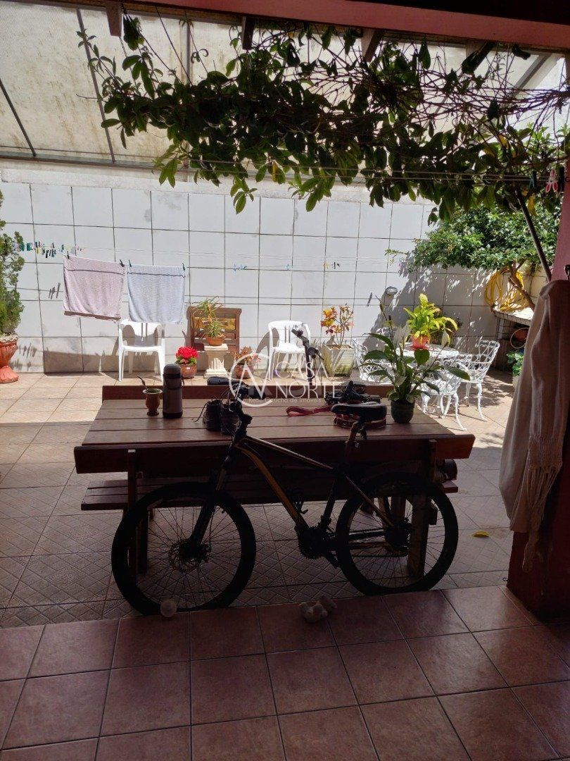 Casa à venda com 3 quartos, 156m², 1 suíte, 2 vagas, Rua Jacunda no bairro Guarujá em Porto Alegre