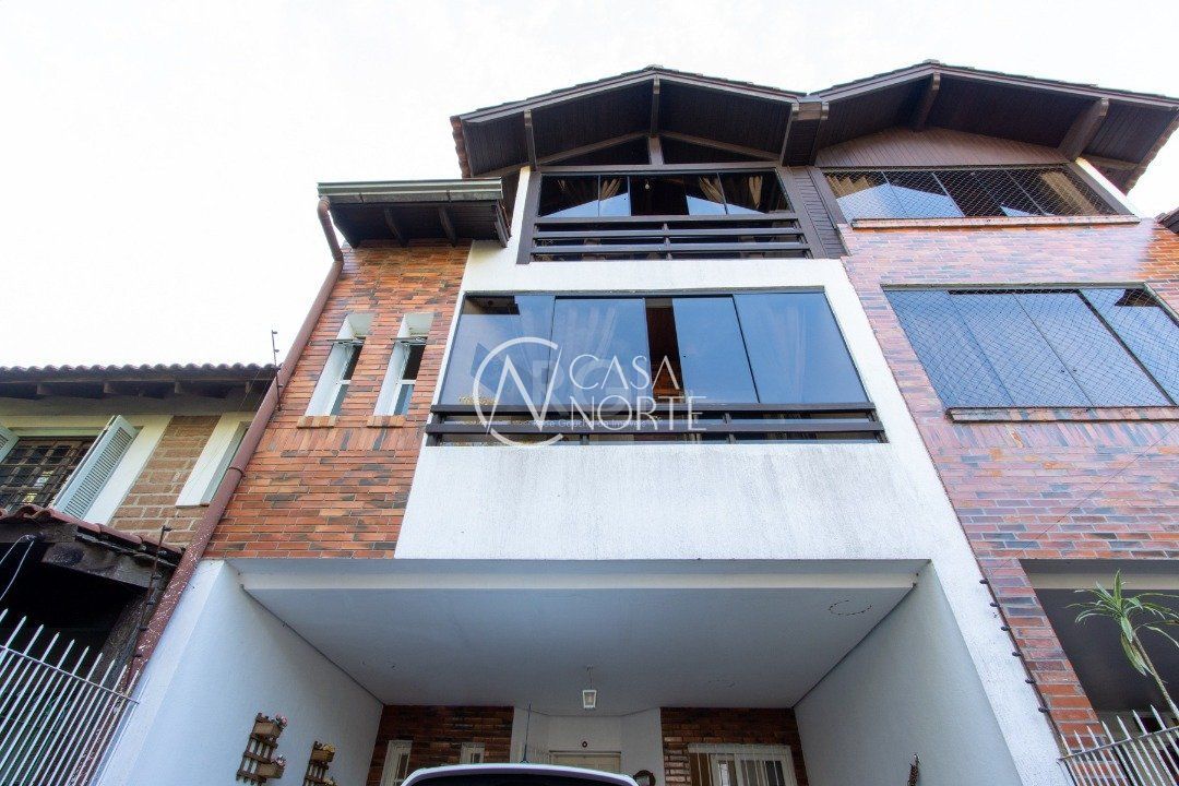 Casa à venda com 3 quartos, 176m², 1 suíte, 2 vagas, Rua Ponciano Pacheco da Silveira no bairro Guarujá em Porto Alegre