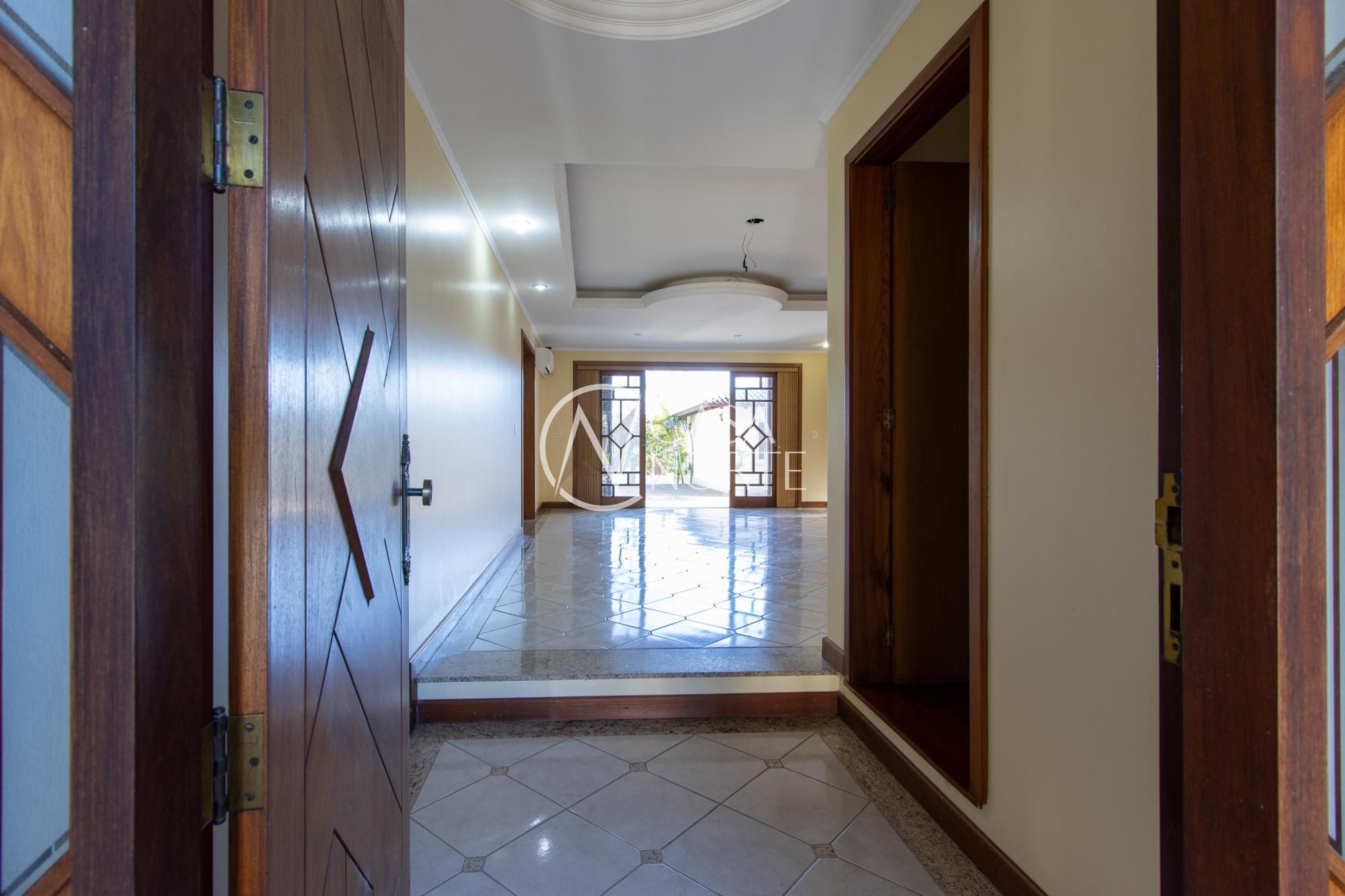 Casa à venda com 4 quartos, 380m², 2 suítes, 6 vagas, Rua Amapá no bairro Vila Nova em Porto Alegre