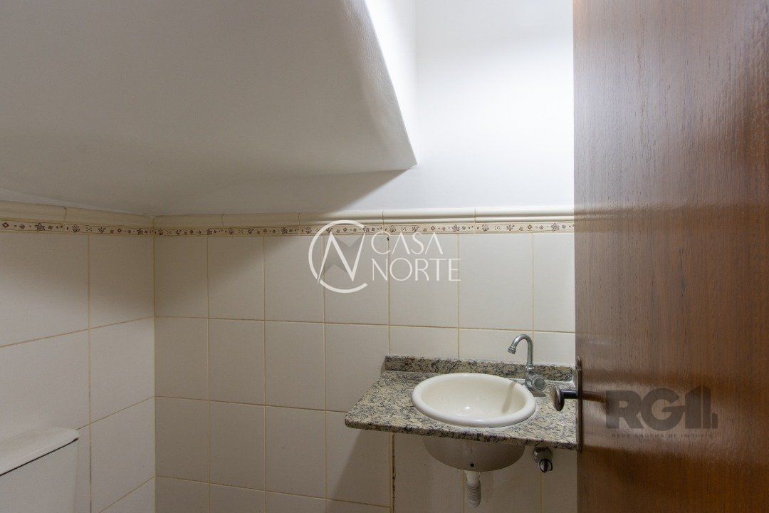 Casa de Condomínio à venda com 3 quartos, 192m², 1 suíte, 2 vagas, Avenida Eduardo Prado no bairro Cavalhada em Porto Alegre