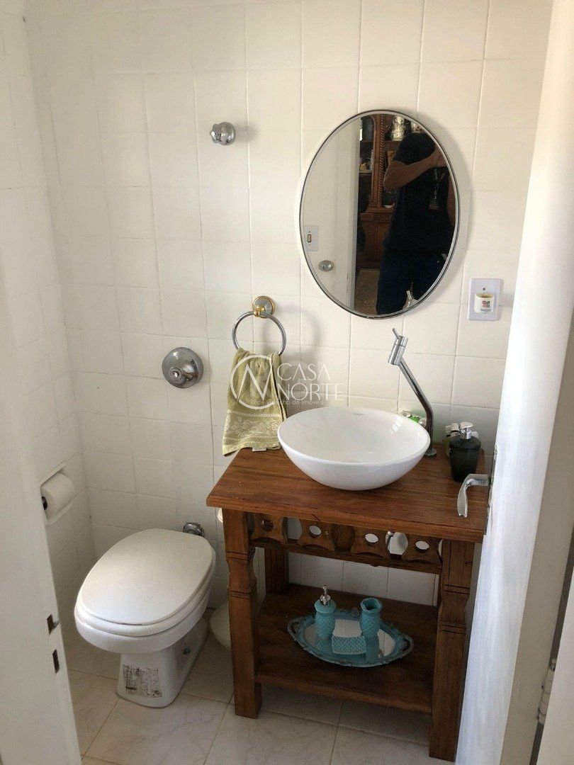 Casa à venda com 3 quartos, 209m², 1 suíte, 3 vagas, Rua Criciuma no bairro Guarujá em Porto Alegre