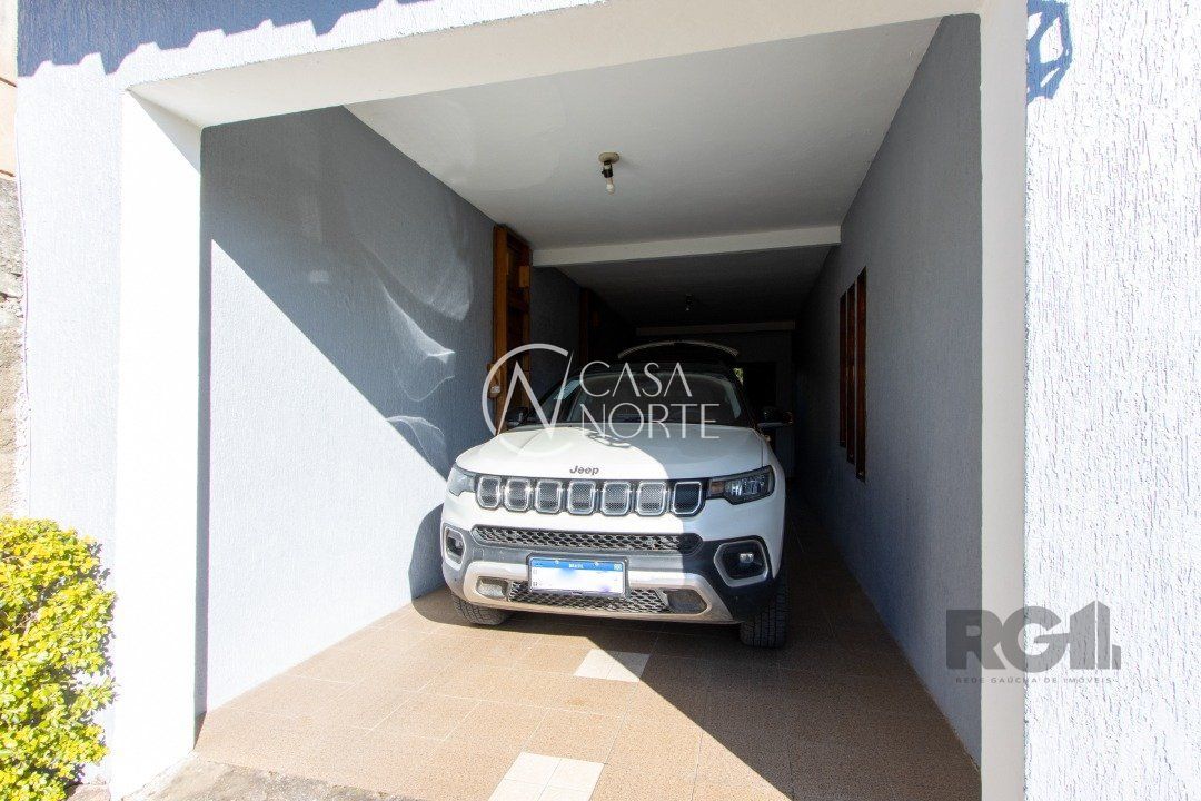 Casa à venda com 3 quartos, 223m², 1 suíte, 4 vagas, Rua Doutor Pereira Neto no bairro Tristeza em Porto Alegre