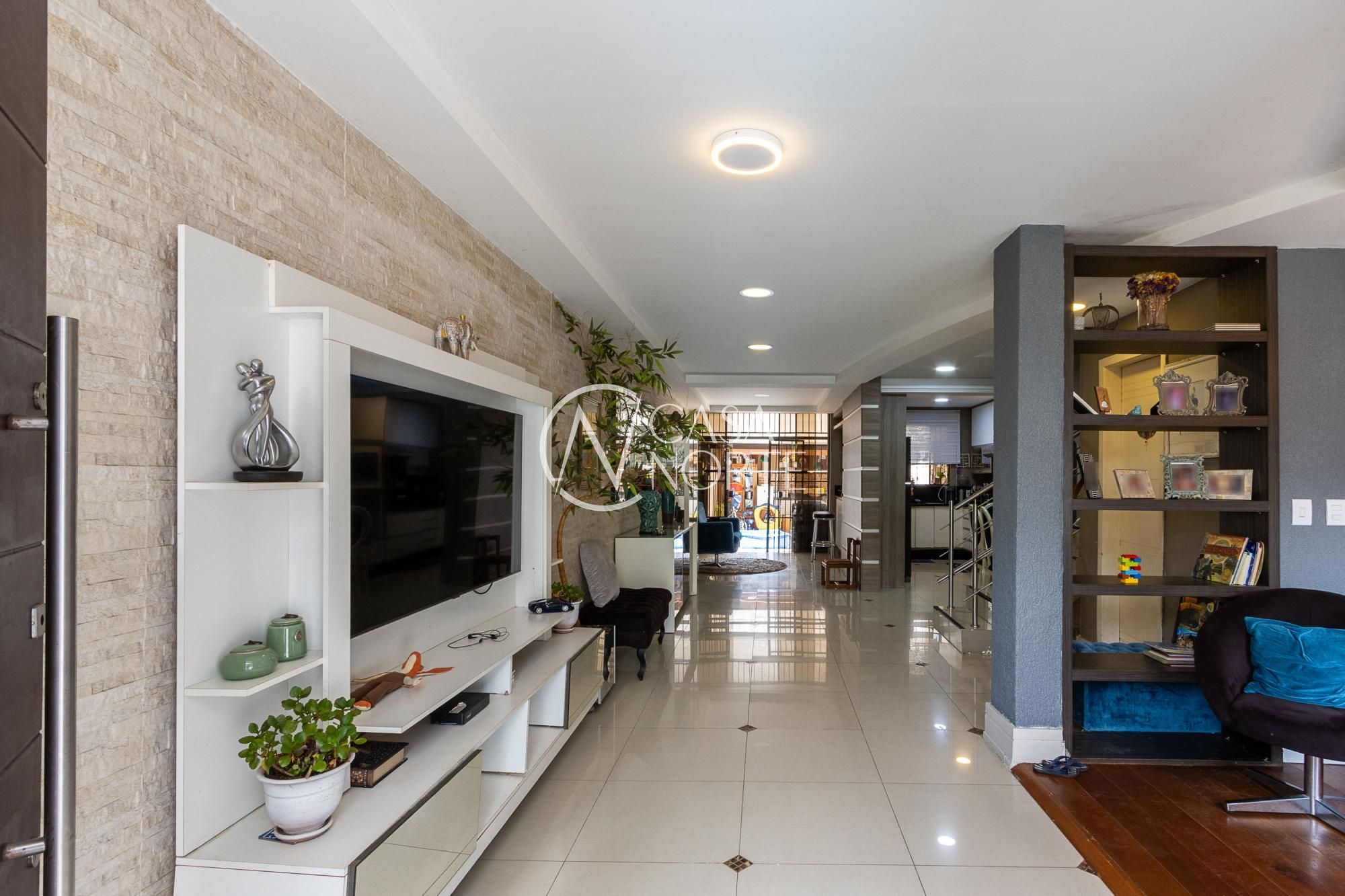 Casa à venda com 3 quartos, 201m², 1 suíte, 2 vagas, Rua Folha da Tarde no bairro Cristal em Porto Alegre