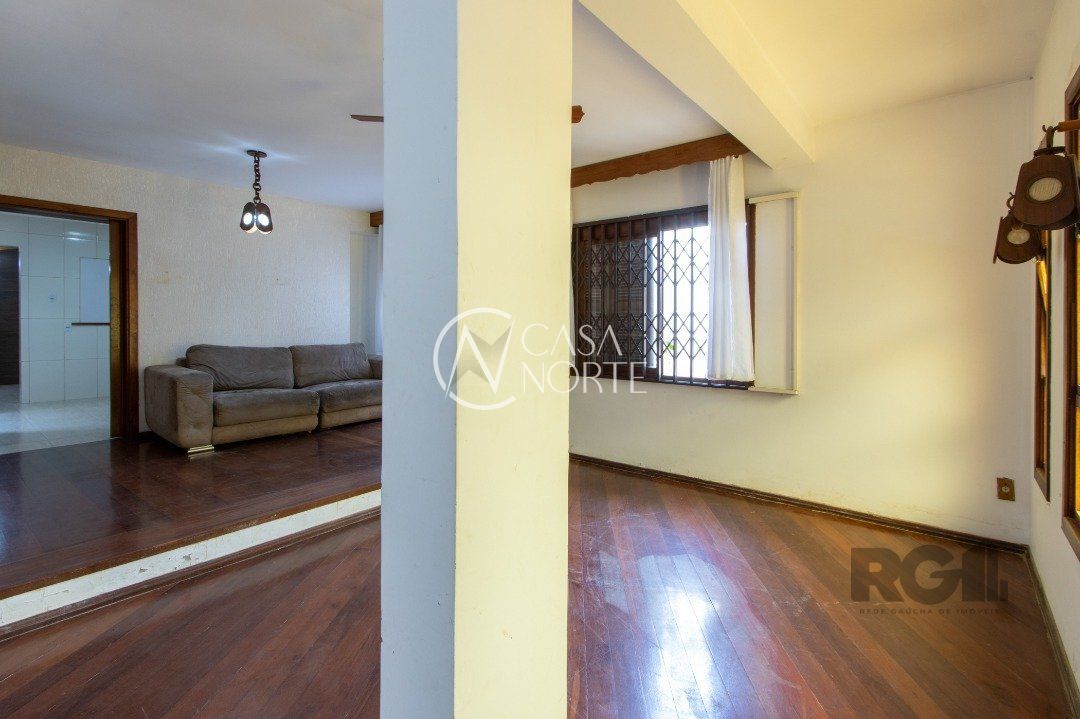 Casa à venda com 3 quartos, 205m², 2 suítes, 3 vagas, Estrada Aracaju no bairro Vila Nova em Porto Alegre