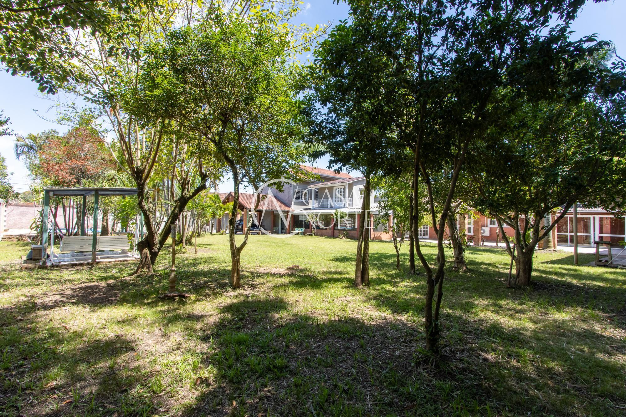 Casa à venda com 4 quartos, 520m², 2 suítes, 5 vagas, Rua Oiampi no bairro Guarujá em Porto Alegre