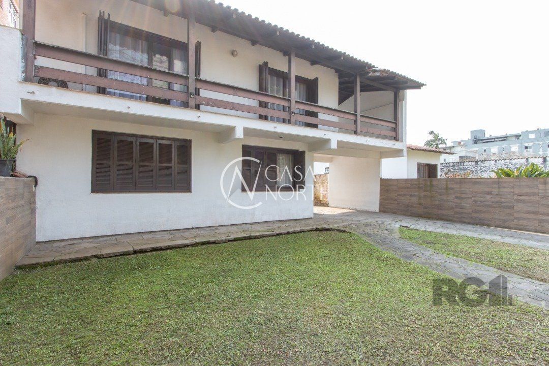 Casa à venda com 7 quartos, 481m², 2 suítes, 4 vagas, Rua Chico Pedro no bairro Camaquã em Porto Alegre