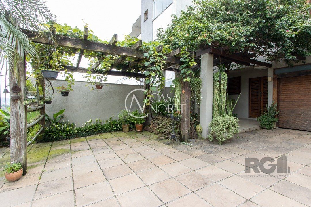 Casa à venda com 4 quartos, 360m², 4 suítes, 4 vagas, Rua Curupaiti no bairro Cristal em Porto Alegre