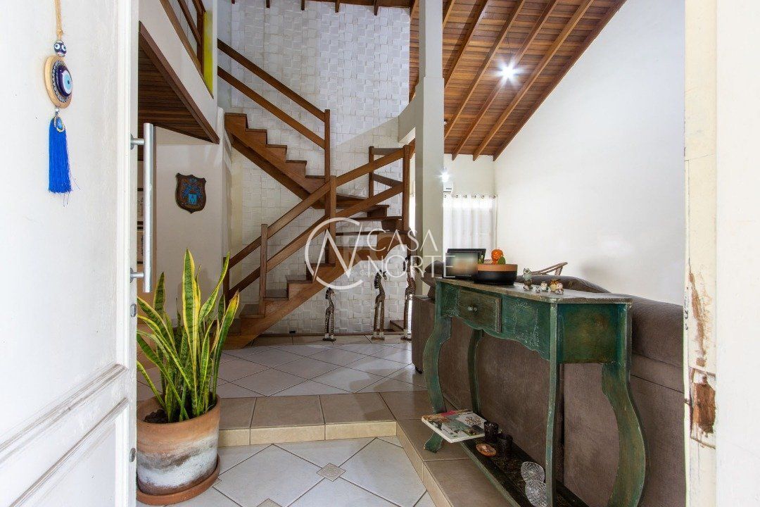 Casa à venda com 4 quartos, 350m², 2 suítes, 3 vagas, Estrada Gedeon Leite no bairro Hípica em Porto Alegre