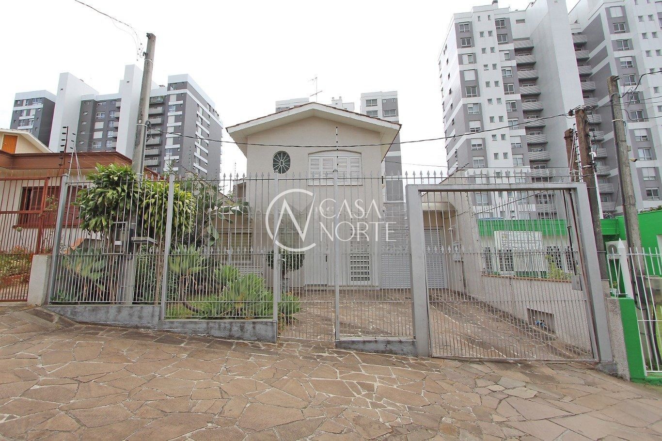 Casa à venda com 3 quartos, 248m², 5 vagas, Rua Padre Alois Kades no bairro Jardim Europa em Porto Alegre