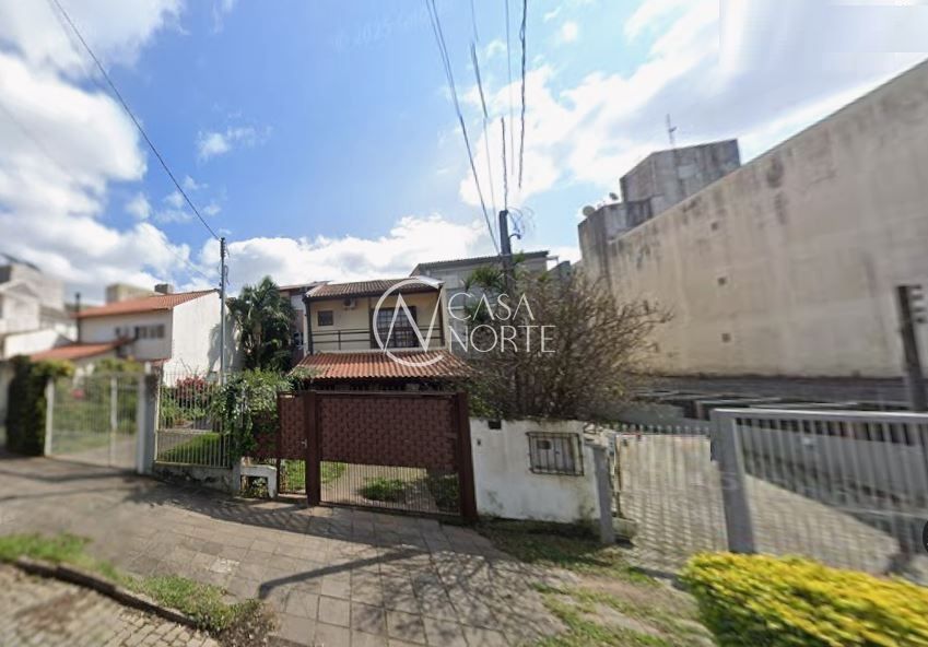 Sobrado à venda com 3 quartos, 181m², 1 suíte, 3 vagas, Rua Teixeira de Freitas no bairro Santo Antônio em Porto Alegre