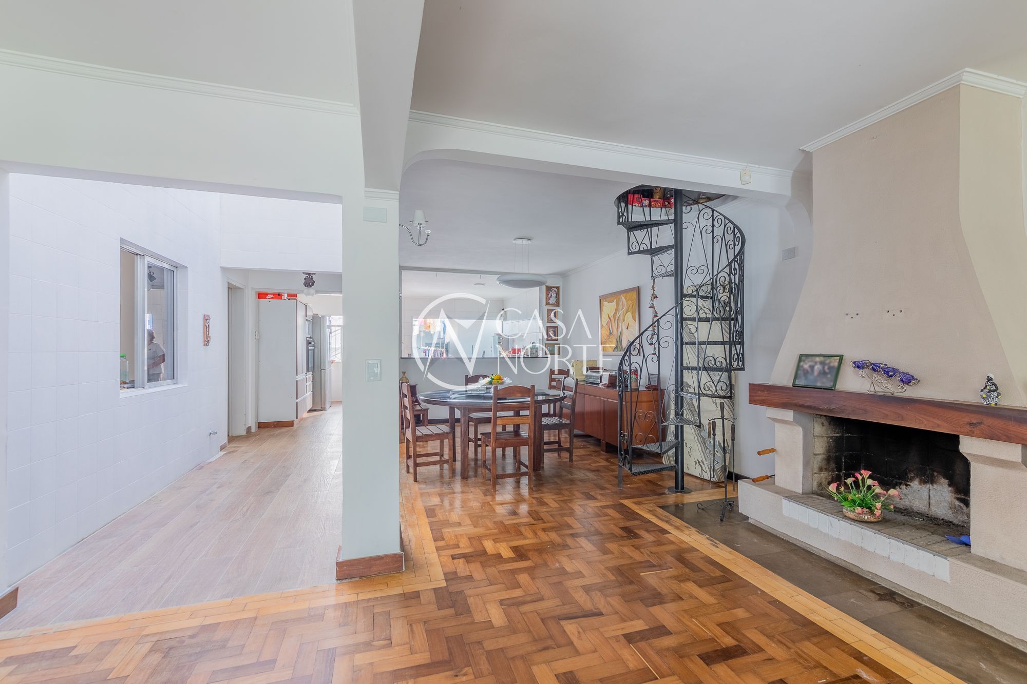 Casa à venda com 3 quartos, 315m², 1 suíte, 8 vagas, Rua Alfredo Silveira Dias no bairro Nonoai em Porto Alegre